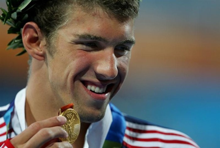 Chiếc huy chương thứ 6 của Phelps tại Athens, ở nội dung 200m hỗn hợp cá nhân.